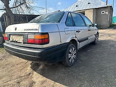 воздушный фильтр корпус: Volkswagen Passat: 1990 г., Седан — 3
