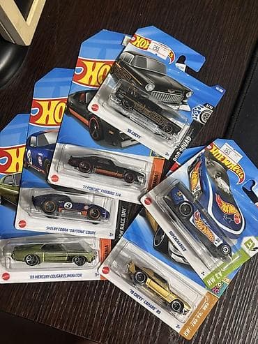 Набор коллекционных машинок Hot Wheels (масштаб 1:64), в идеальном — 5