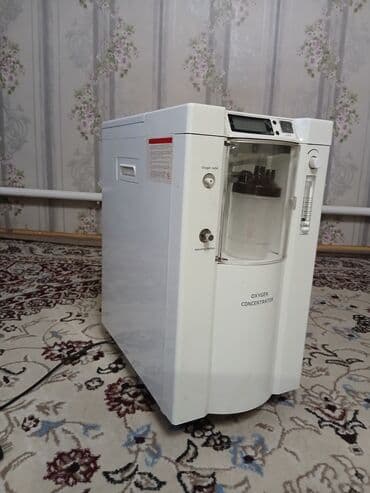 медицинский кислородный аппарат: Кислородный концентратор – медицинское устройство белого цвета — 2