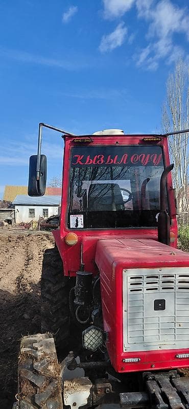 Тракторы Claas: Колёсный трактор с кабиной, красный Особенности и комплектация: - — 2