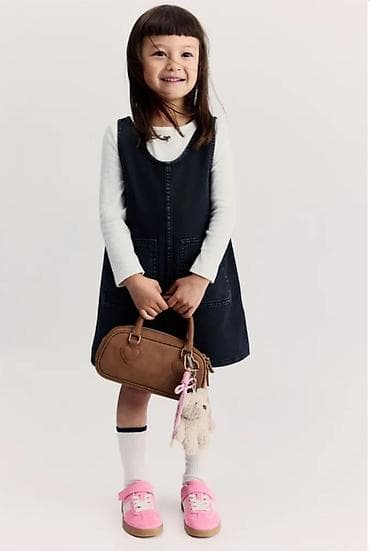 платья девочкам: Комплект для девочки, состоящий из сарафана и лонгслива. Сарафан — 3