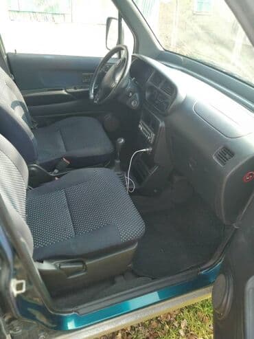 срочно продаю в связи с переездом: Daihatsu Move: 2000 г., Механика — 5