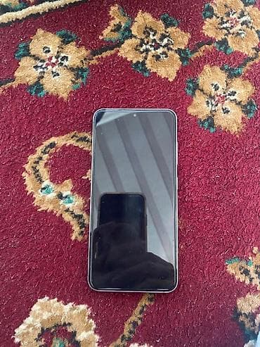 Смартфон с большим безрамочным дисплеем и фронтальной камерой в