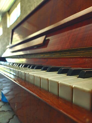 купить пианино детское: В хорошем состоянии. Нужна настройка, и пару клавиш зависает. Торг — 7
