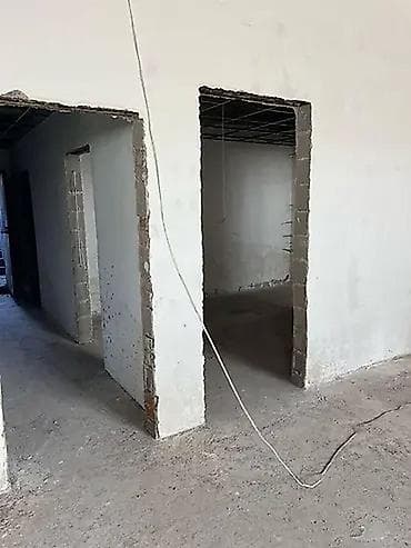 Ахунбаева/Манас Продается Помещение с бетонным полом и подготовленным