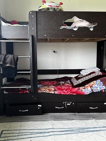 диван стулья: Двухъярусная кровать из темного дерева с интегрированными ящиками для — 2