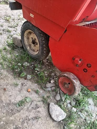 mini car: Красный сельскохозяйственный пресс-подборщик, предназначенный для — 1