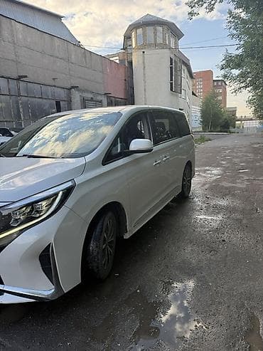 GAC: GAC Trumpchi M8(минивэн) - Кузов: белый, 5‑дверный минивэн — 3