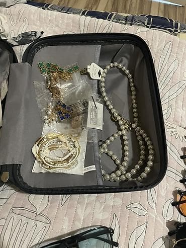 серёжи: Набор аксессуаров и бижутерии Fashion Jewelry Что внутри: - Комплекты — 2