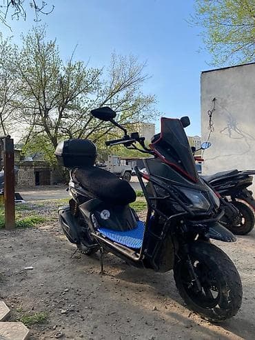 матор велосипед: Скутер/мопед класса 125–150 см³ с ярким агрессивным дизайном и — 1