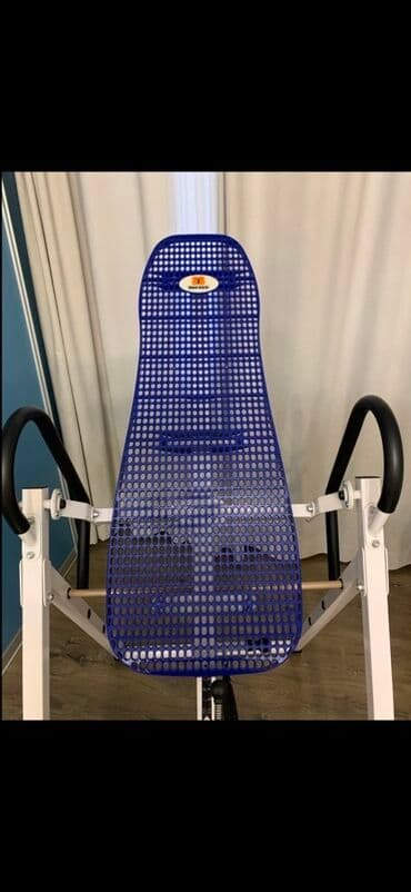 Инверсионный стол с сиденьем из синей сетки и регулируемыми