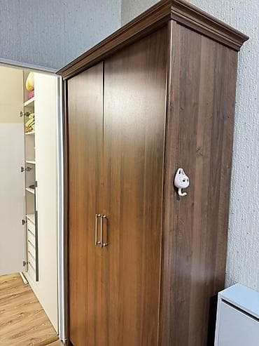 гардироп: Двухдверный шкаф Внутри: верхняя полка для вещей и коробок — 1