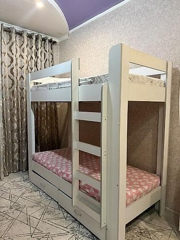 Двухъярусная кровать белого цвета для детской/подростковой комнаты