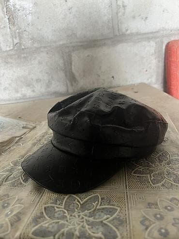 кийим кечек: Кепи черного цвета с тисненым монограммным узором - Стиль — 3