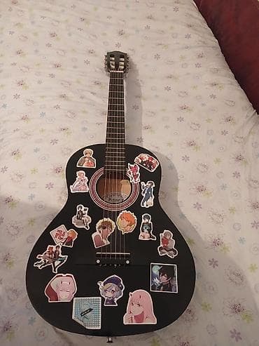 синтезатор ямаха: Акустическая гитара классической формы, выполненная в черном цвете — 2