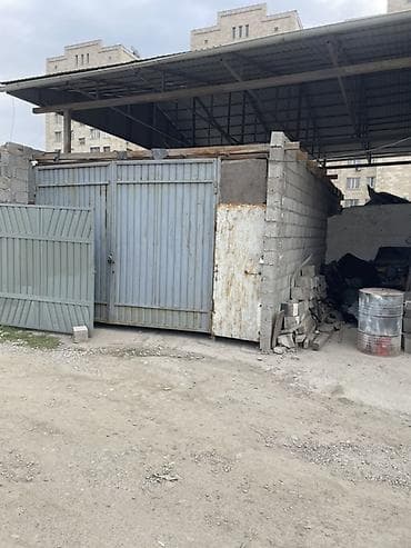 Гараж/бокс из шлакоблока с откатными металлическими воротами и