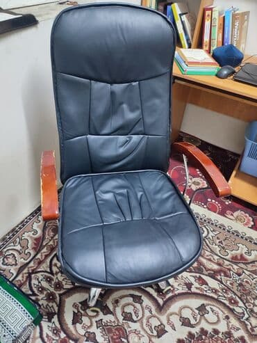 стулья офис: Офисное кресло, С колесиками, цвет - Черный, Экокожа — 1