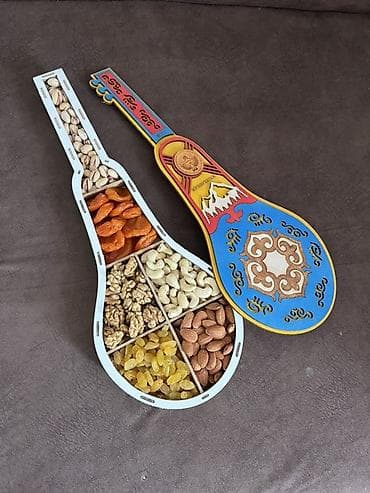 Светодиодные гирлянды: Подарочный набор орехов и сухофруктов в деревянной коробке в форме — 1