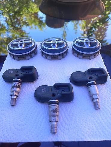 колпачки на шины: Датчики давления в шинах (TPMS) + центральные колпаки дисков Toyota — 3