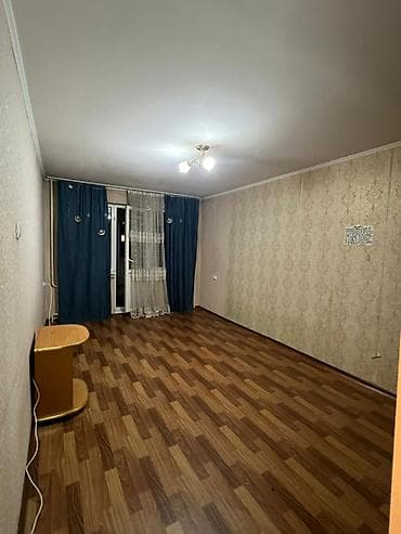 Просторная жилая комната с балконом. - Планировка: вытянутая