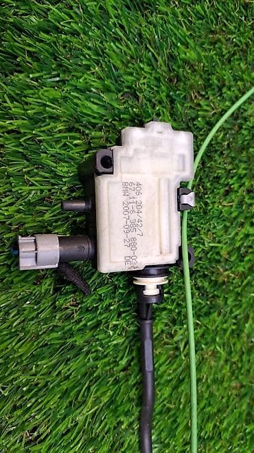 bmw 2007: Привод лючка бензобака бмв е90 Номер 6 985 880 Состояние отличное Год — 3