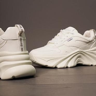 осенние кроссовки: Кроссовки женские, монохромные белые, с массивной «волнистой» — 3