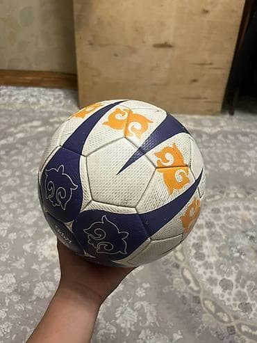 футбольный мяч 4: Футбольный мяч классической 32-панельной конструкции. - Материал — 1