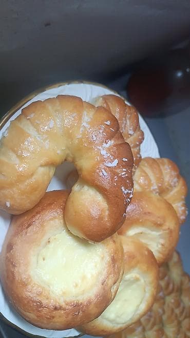 пионер кукуруза: Ассортимент свежей выпечки,на заказ включающий булочки с начинкой — 5