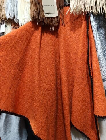 пончо накидка: Пончо с принтом «пейсли» - Двусторонний дизайн: серая сторона с белым — 3