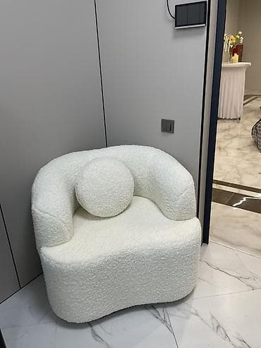 стенки горка: Кресло в стиле boucle (букле), белое - Мягкая объемная обивка из — 2