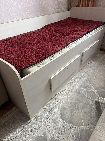 Односпальная кровать с бортиками и двумя выдвижными ящиками. - Размер