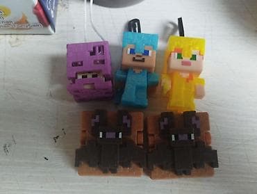 Игрушки из коллекции Майнкрафт с Киндер Джой отдаю с карточкой