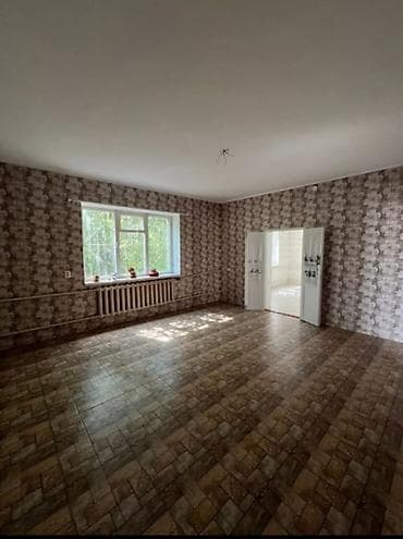 Гаражи: Продаётся жилой дом с просторными комнатами и большим участком, а — 2