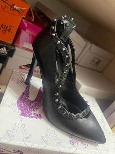 Продаю надевала пару раз отдам за 500 сом состояние хорошее