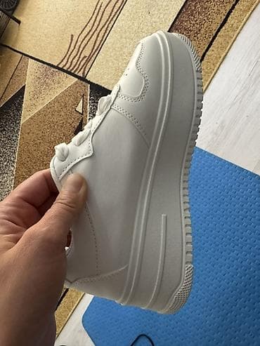 бу кроссовки: Белые кроссовки унисекс - Цвет: белый, однотонные - Размер: 39 — 1