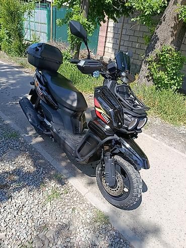 Скутер/мопед 50–150 см³ класса “ADV” в черном цвете. в хорошем