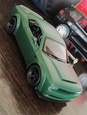 Подарок на новый год Продаю масштабную Модель машины Dodge Challenger