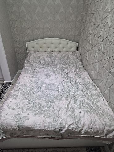 Двуспальная кровать с мягким изголовьем и выкатными ящиками для