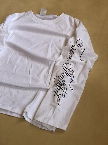 черные рубашки: Лонгслив белый с принтами на рукавах - Крой: классический, круглая — 2