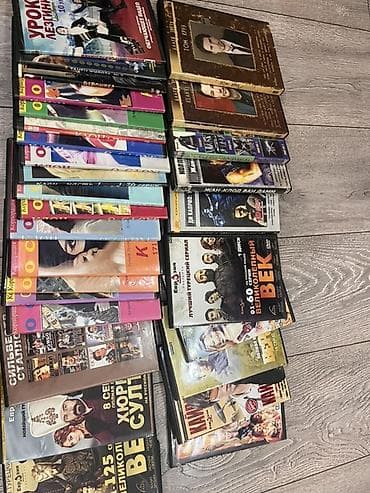 Коллекция видеокассет VHS и DVD с фильмами и сериалами. Состав (по