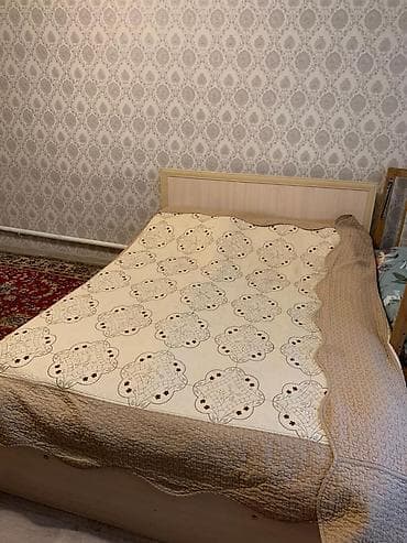 мебель кроват: Двуспальная кровать с матрасом. - Размер: визуально близко к 160×200 — 1