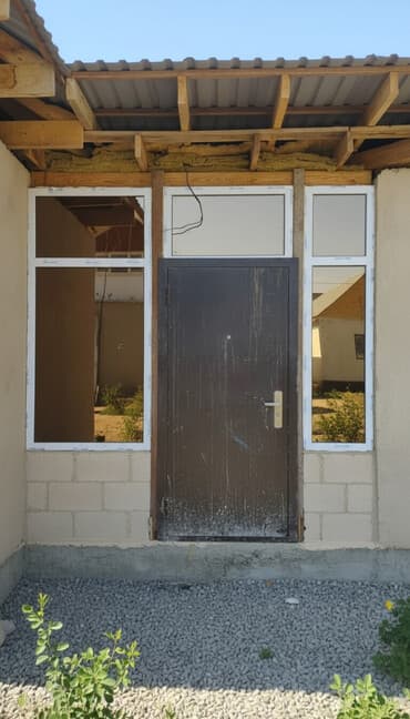 Металлическая уличная дверь с боковыми и верхней светопрозрачными