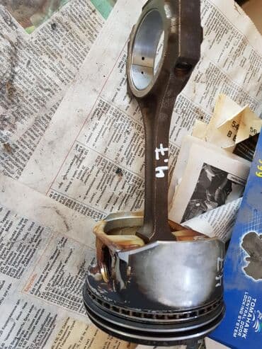 Поршень и шатун, поршня с шатунами. Тойота Ленд Крузер 100, 4.7