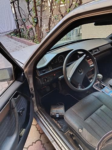 е 190: Mercedes-Benz W124: 1991 г., 2 л, Механика, Бензин, Седан — 2