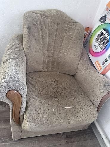 Отдам даром Кресло мягкое с высокой спинкой и широкими подлокотниками
