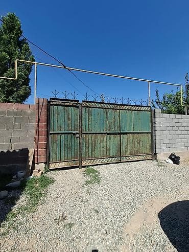 Распашные ворота: Металлические распашные ворота с калиткой, размеры длина 4.30 м высота — 4