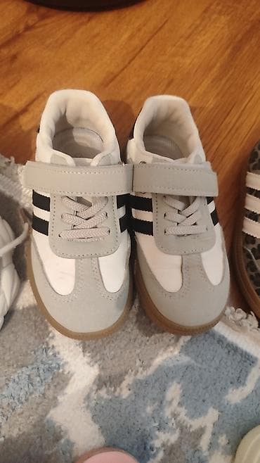 Детская обувь: Детские кеды (парами), два варианта дизайна: - Бело‑серые с черными — 4