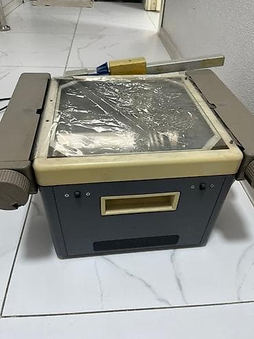 Графопроектор с бежевым корпусом и черным основанием, предназначенный