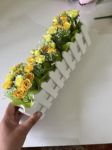 кованые розы: Декоративная композиция из искусственных цветов в белом — 1