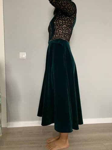 голубое платье: Шикарное бархатное платье изумрудного цвета, по бокам имеются кармашки — 4